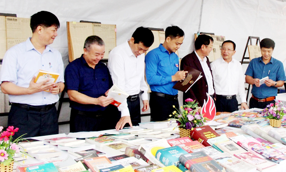 Các đồng chí lãnh đạo một số sở, ngành tỉnh tham quan gian trưng bày sách do Thư viện tỉnh phối hợp với các đơn vị tổ chức.